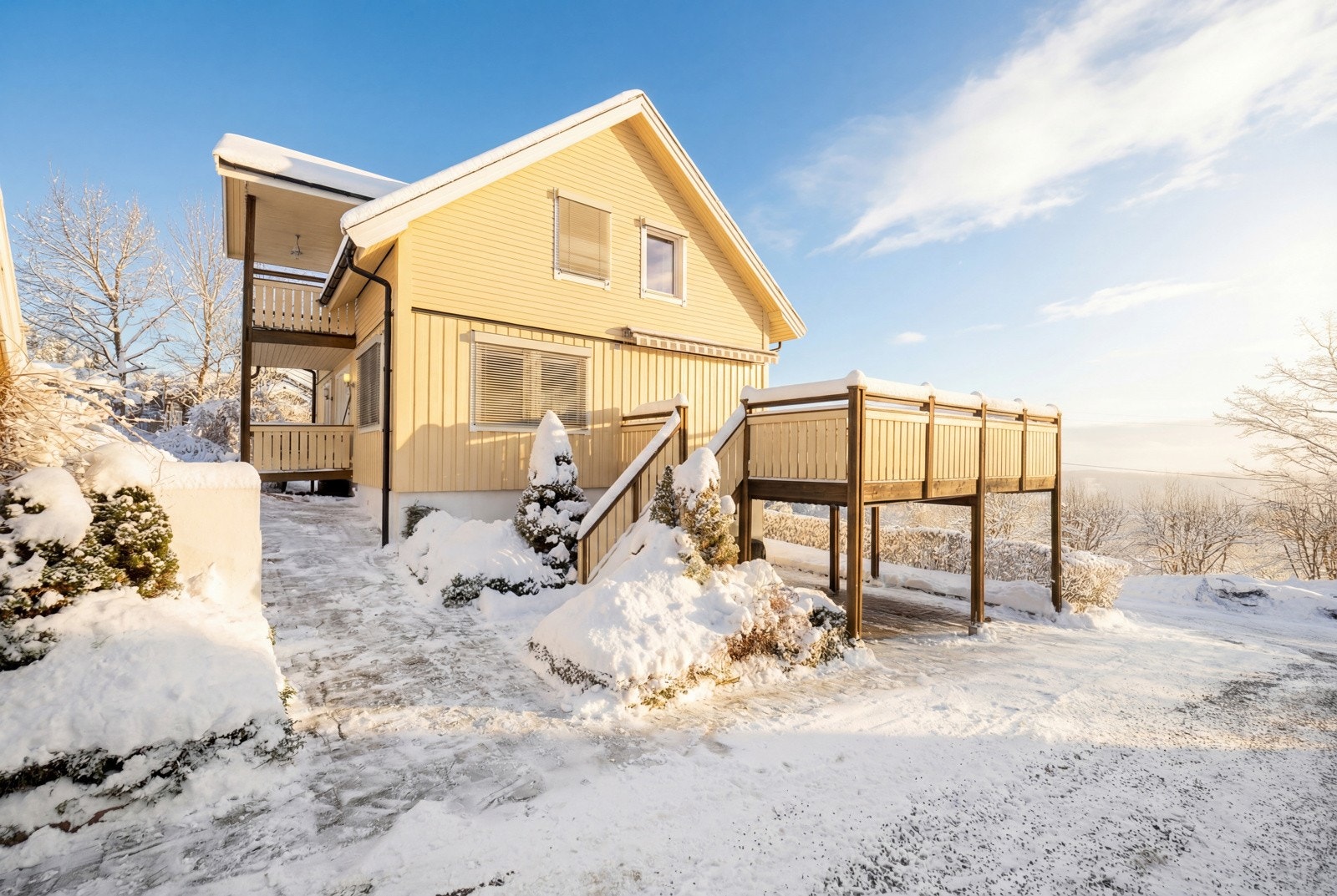 Solrike terrasser. Carport under terrasse m/ elbillader. Galleribilde