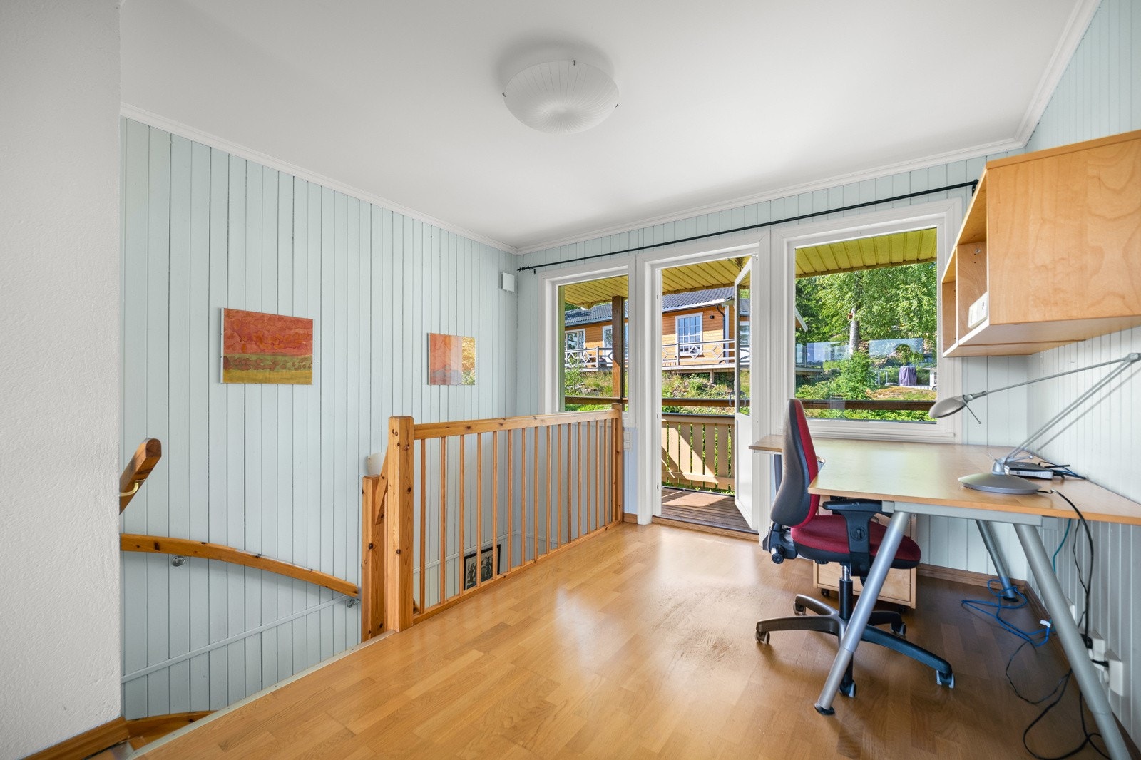 Her kommer man opp i en romslig loft/tv-stue. Her har man også plass til et hjemmekontor. Utgang til balkong mot vest. Galleribilde