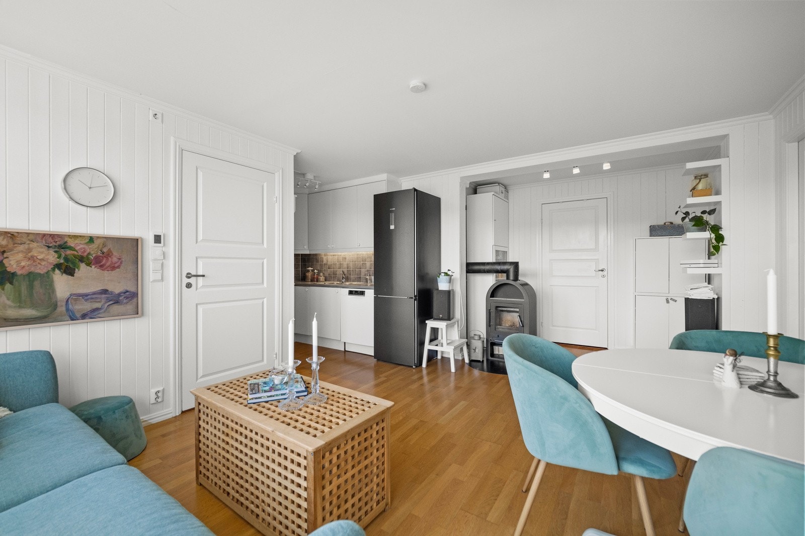 Stue med åpen kjøkkenløsning i utleiedelen. Vedovn. Galleribilde