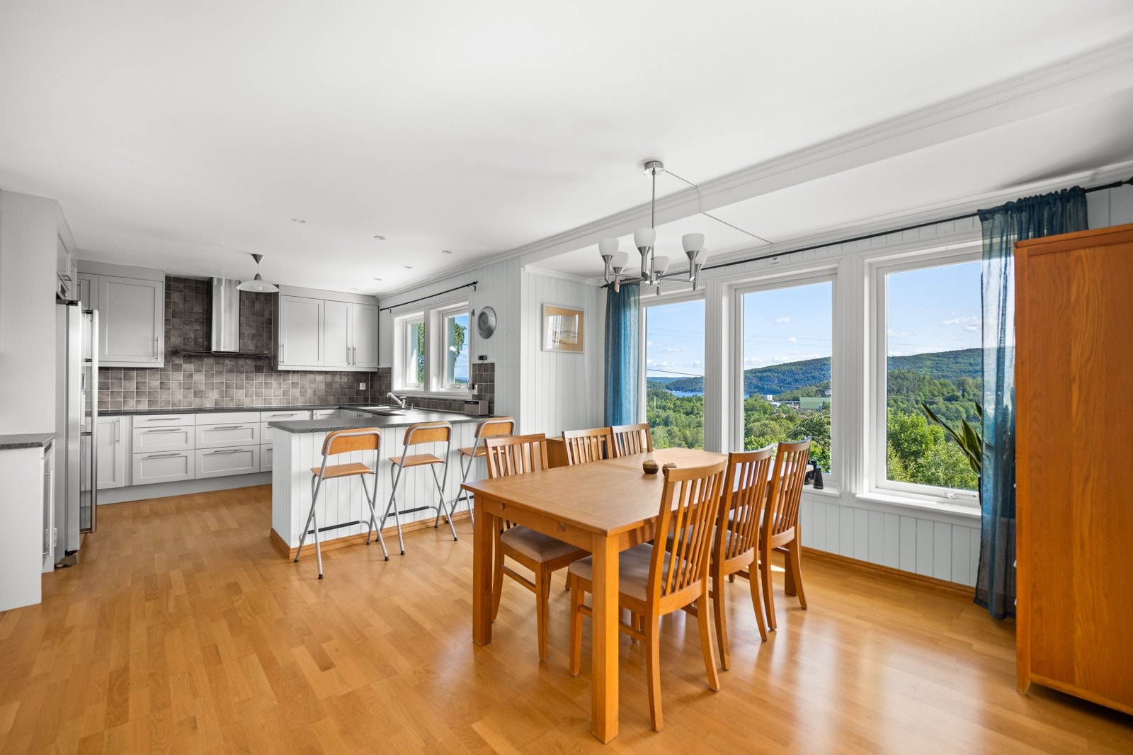 Videre inn kommer man til en romslig og lyst spisestue med åpen løsning til kjøkkenet. Galleribilde