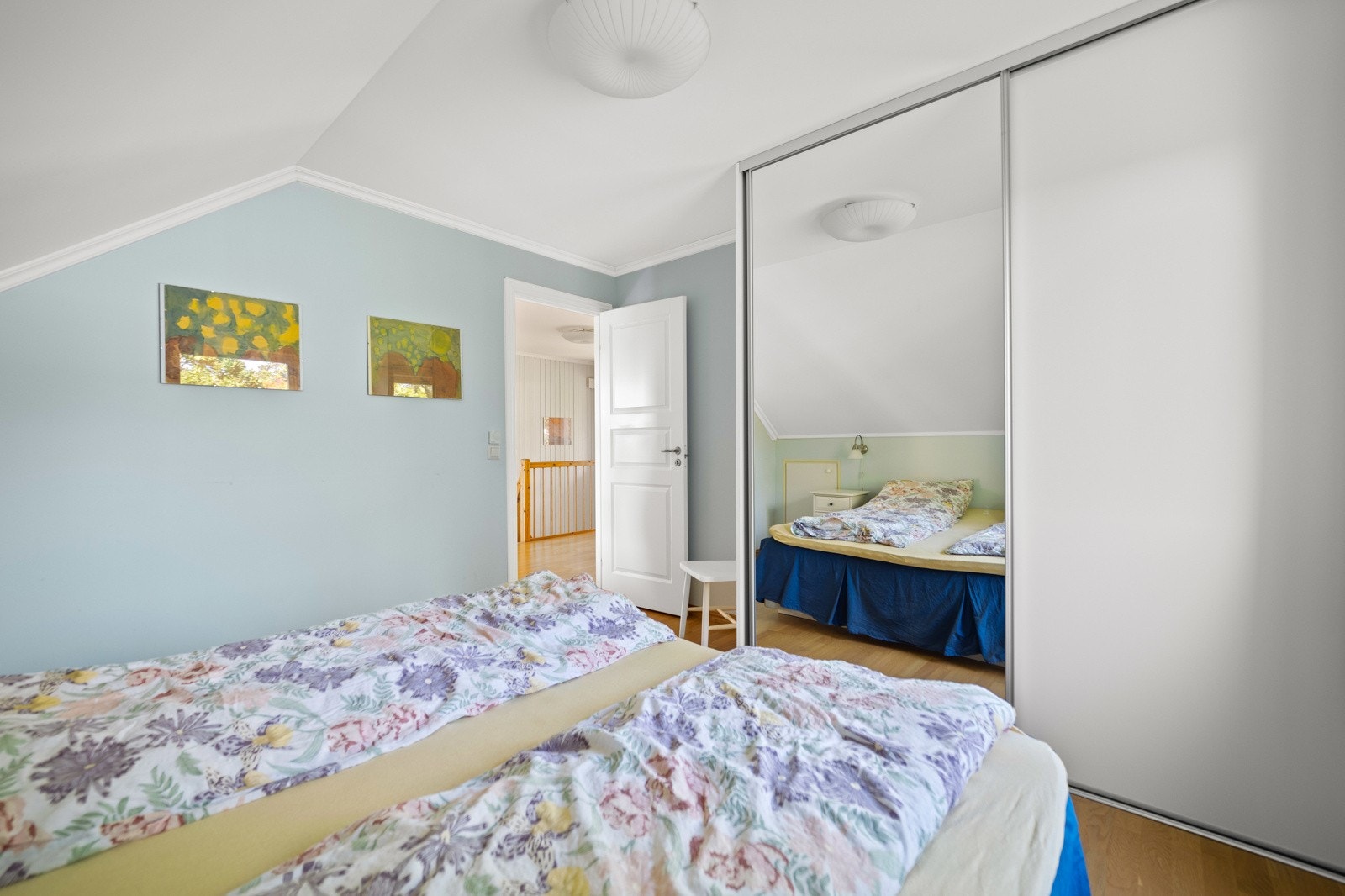 Skyvedørsgarderober på hovedsoverommet. Galleribilde