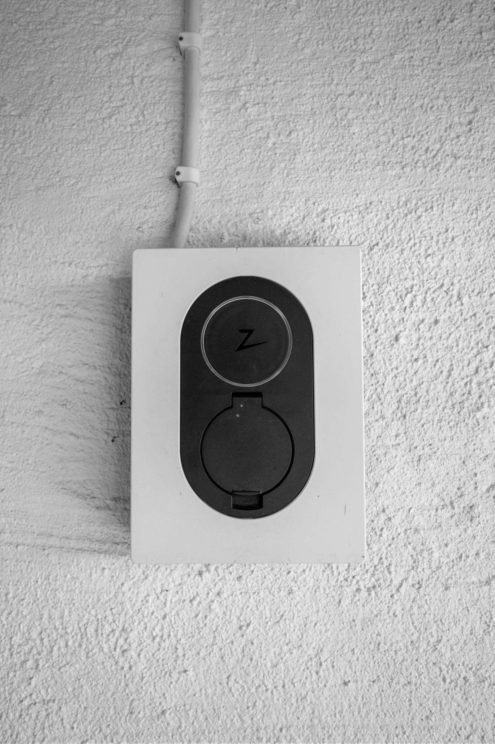 Lader for el-bil i garasjen. Galleribilde