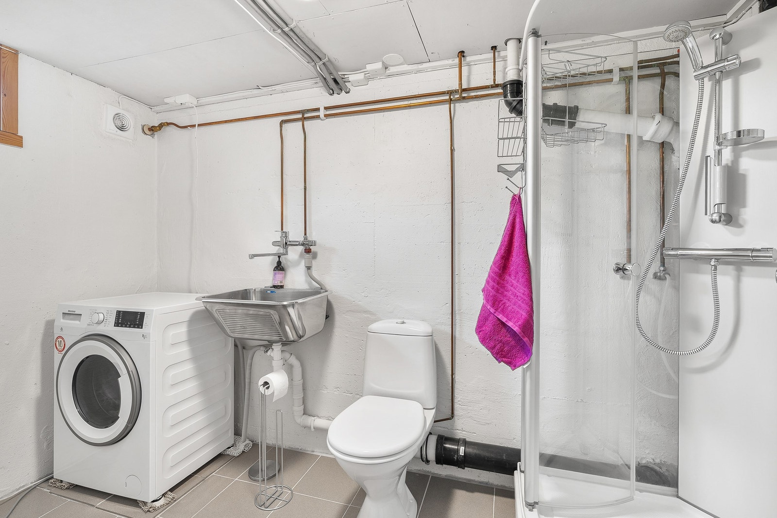 Flislagt bad i underetasje. Gulv med gulvvarme. Vegger og himling i malte flater Galleribilde