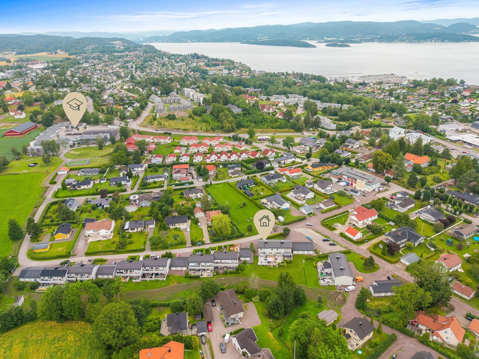 Boligen har en attraktiv beliggenhet i et stille og etablert boligområde på Neperud. Kort vei til dagligvarebutikk, skole, barnehage og sentrum Galleribilde