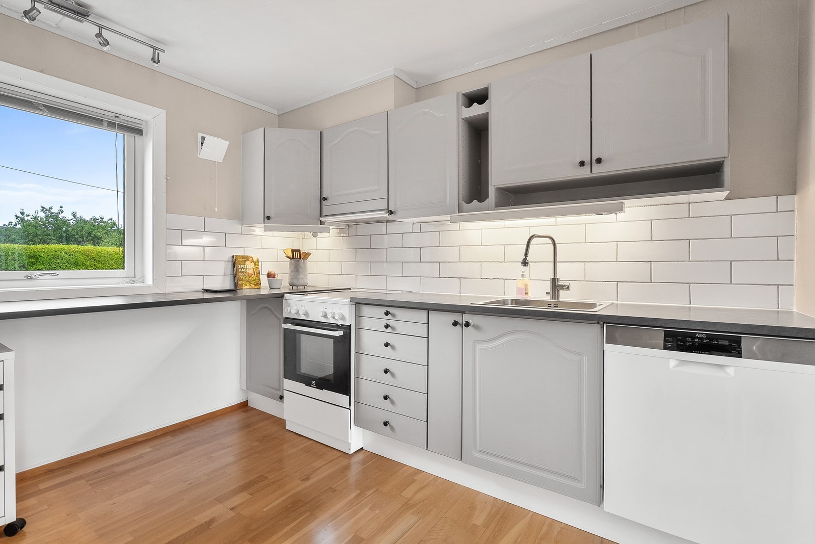 Fliser mellom benk og overskap - nedfelt oppvaskkum og ett-greps armatur (fra 2023) - Integrert belysning Galleribilde