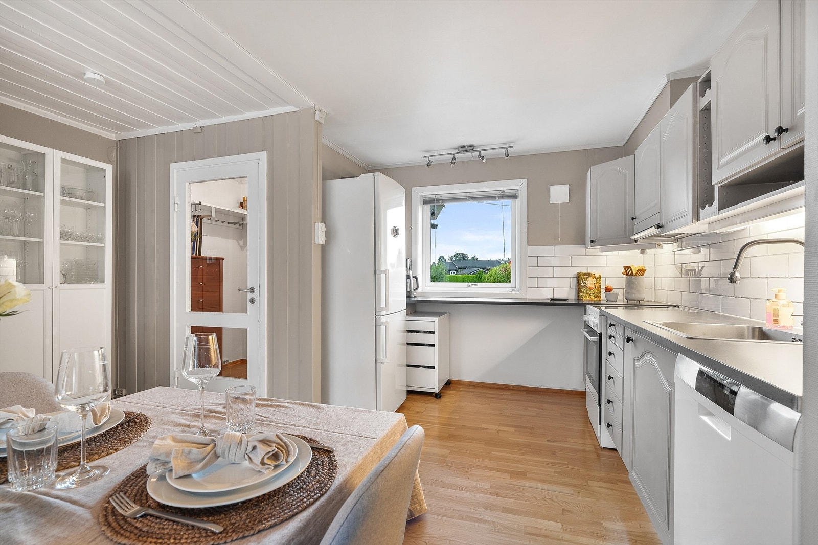 Kjøkken med profilerte fronter og laminat benkeplate Galleribilde