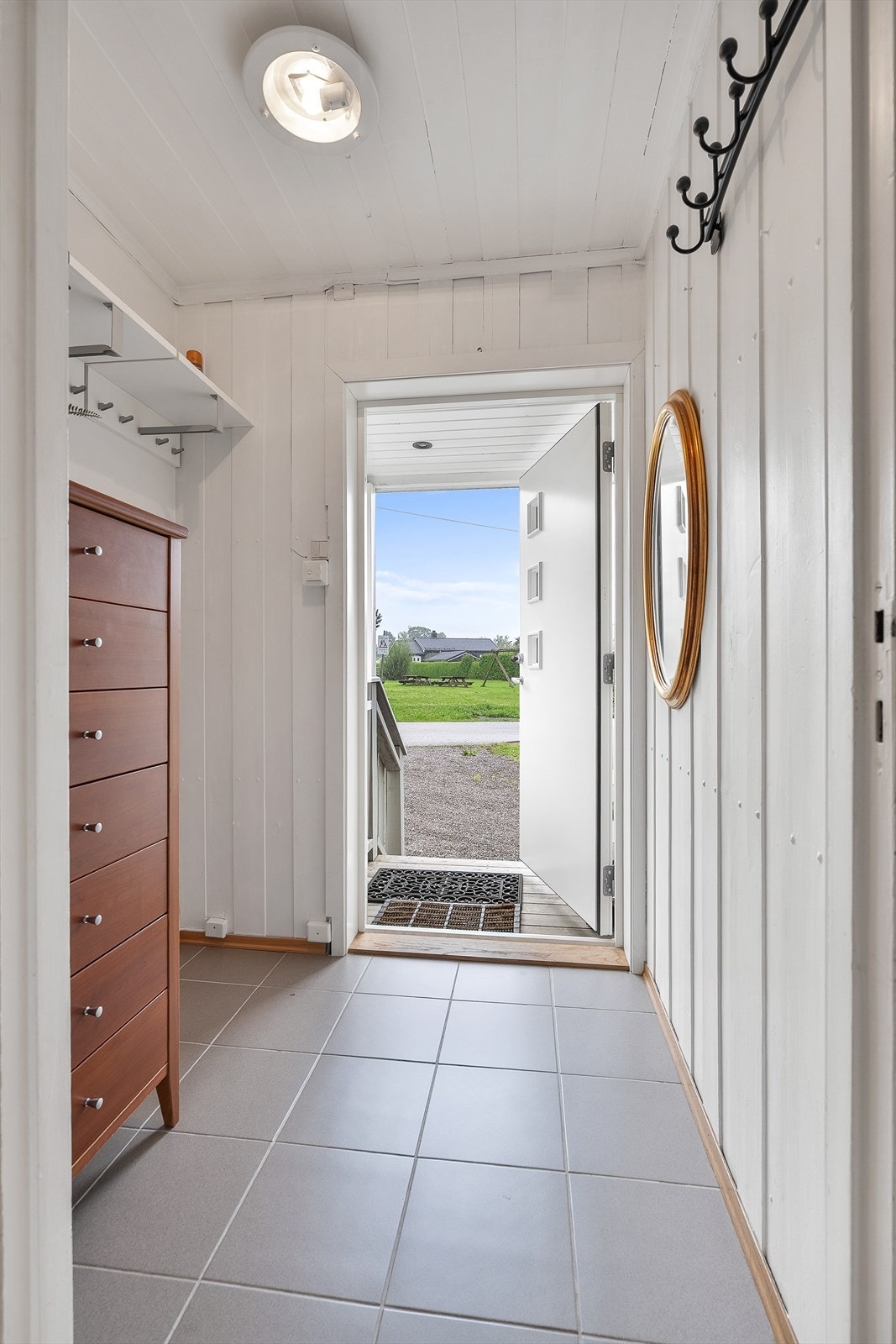 Flislagt entré med gulvvarme - god plass til sko og yttertøy Galleribilde