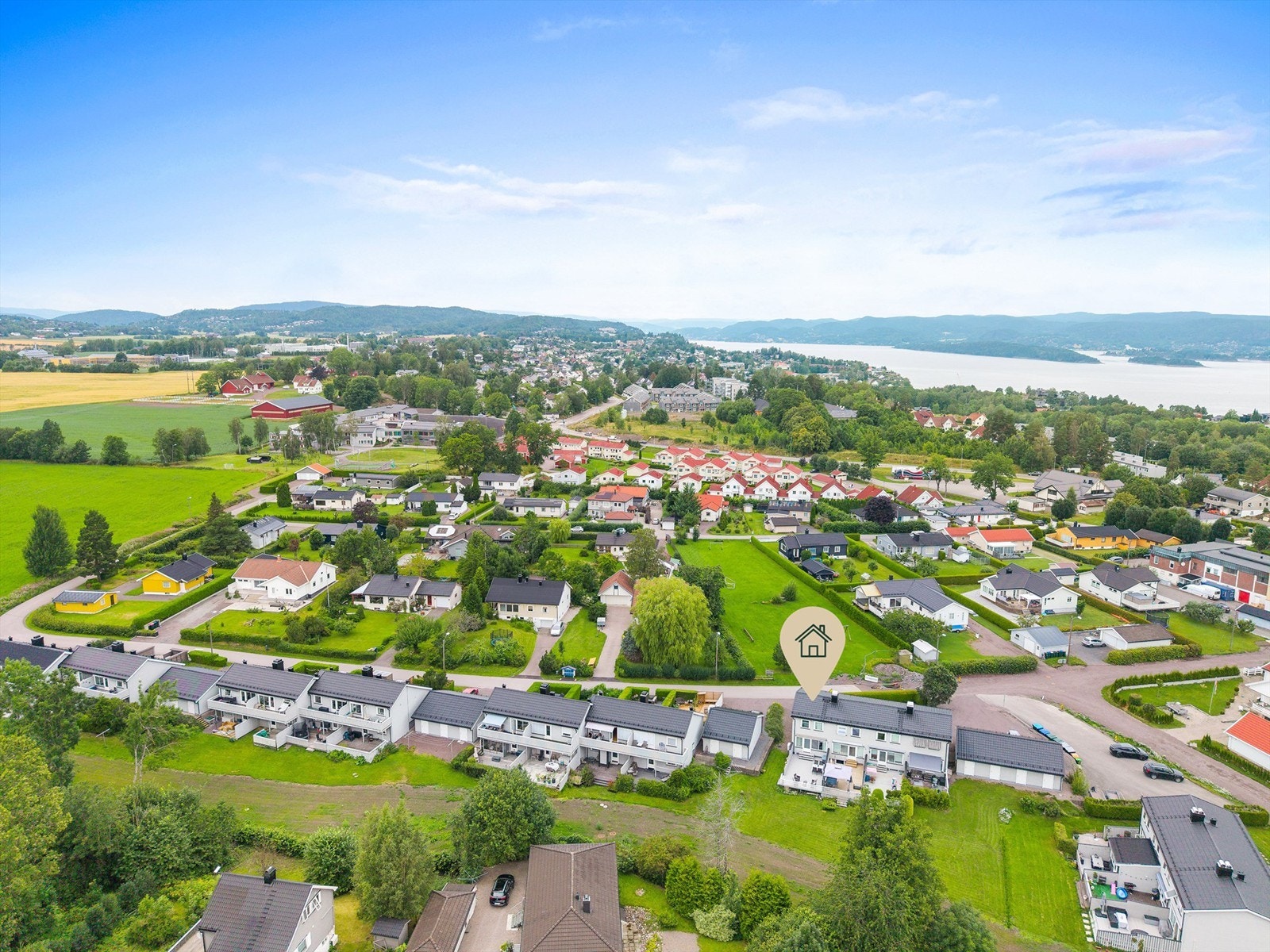 For pendlere er området ideelt. Holmestrand stasjon ligger innen kort avstand via fjellheisen og har hyppige togavganger både mot Oslo og sørover i Vestfold Galleribilde