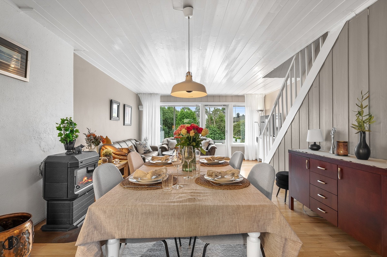 God plass til flere soner med sittegruppe og spisegruppe - Store vindusflater gir godt med naturlig lys Galleribilde