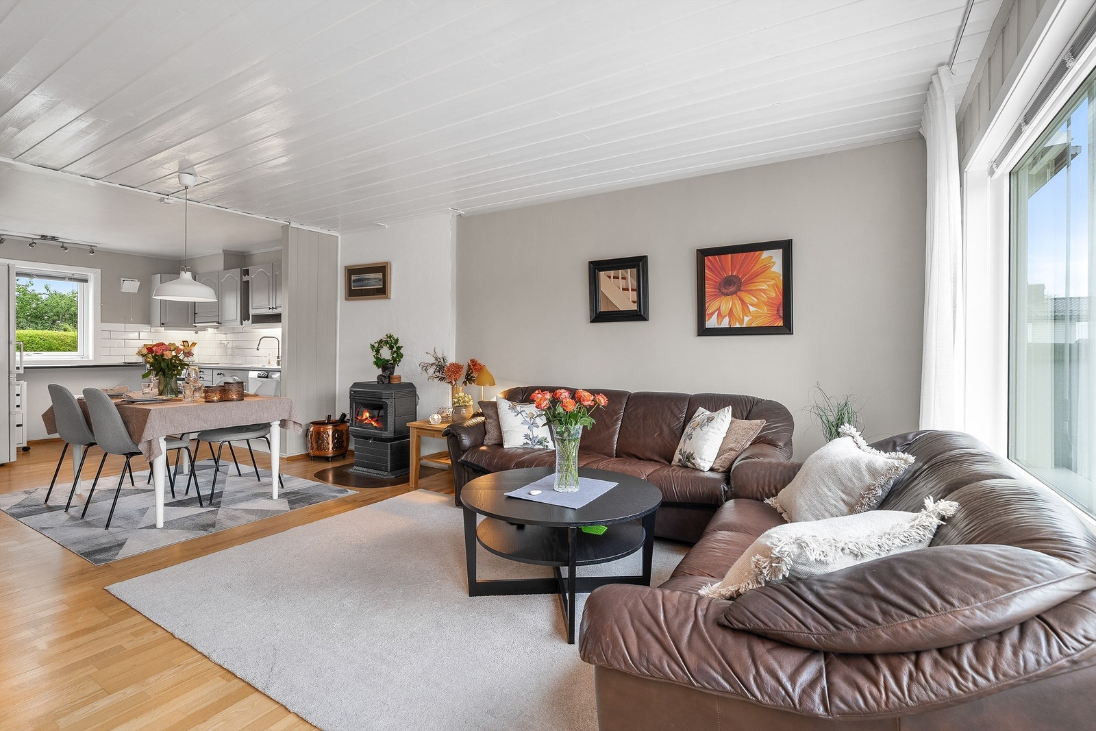 Romslig og funksjonell bolig med gjennomgående god planløsning over tre etasjer Galleribilde