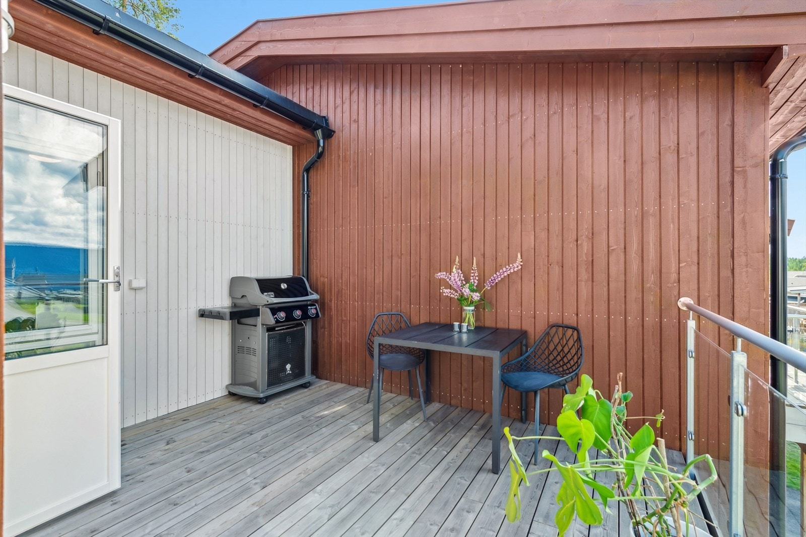 Den vestvendte balkongen har rikelig plass til ønsket møblement - perfekt for avslapning og hyggelige måltider utendørs. Galleribilde