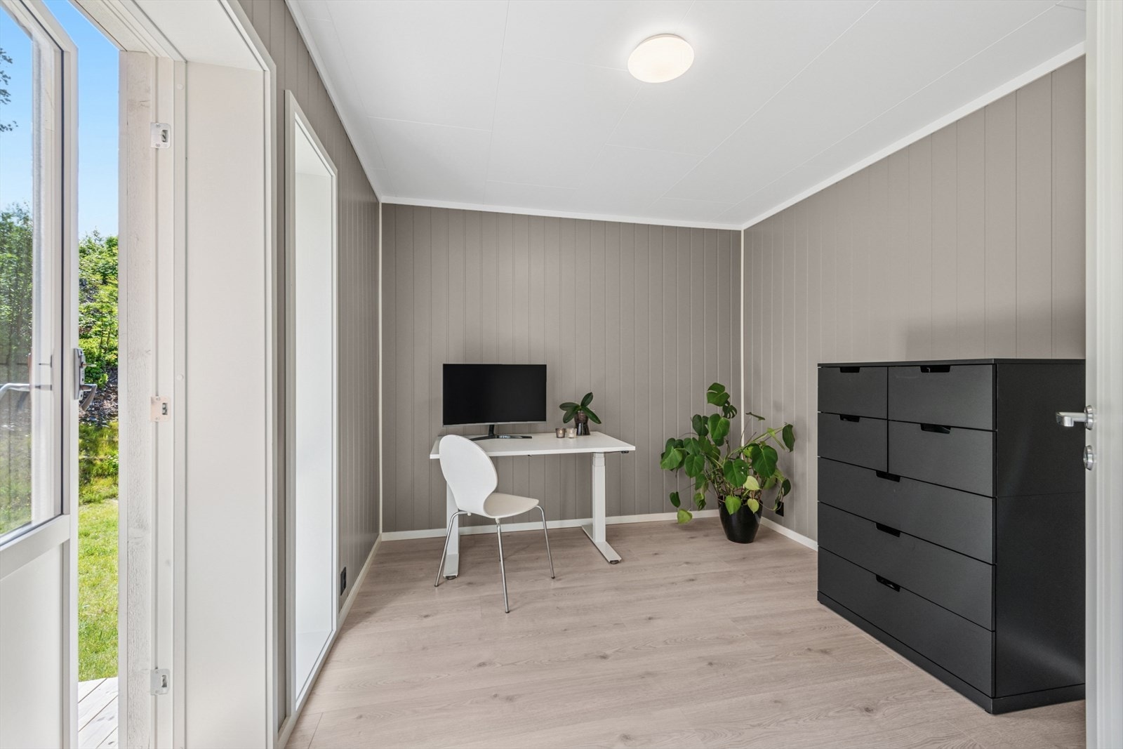 Boligen har totalt tre soverom med fine innredningsmuligheter - ett i underetasjen og to i hovedetasjen. Galleribilde