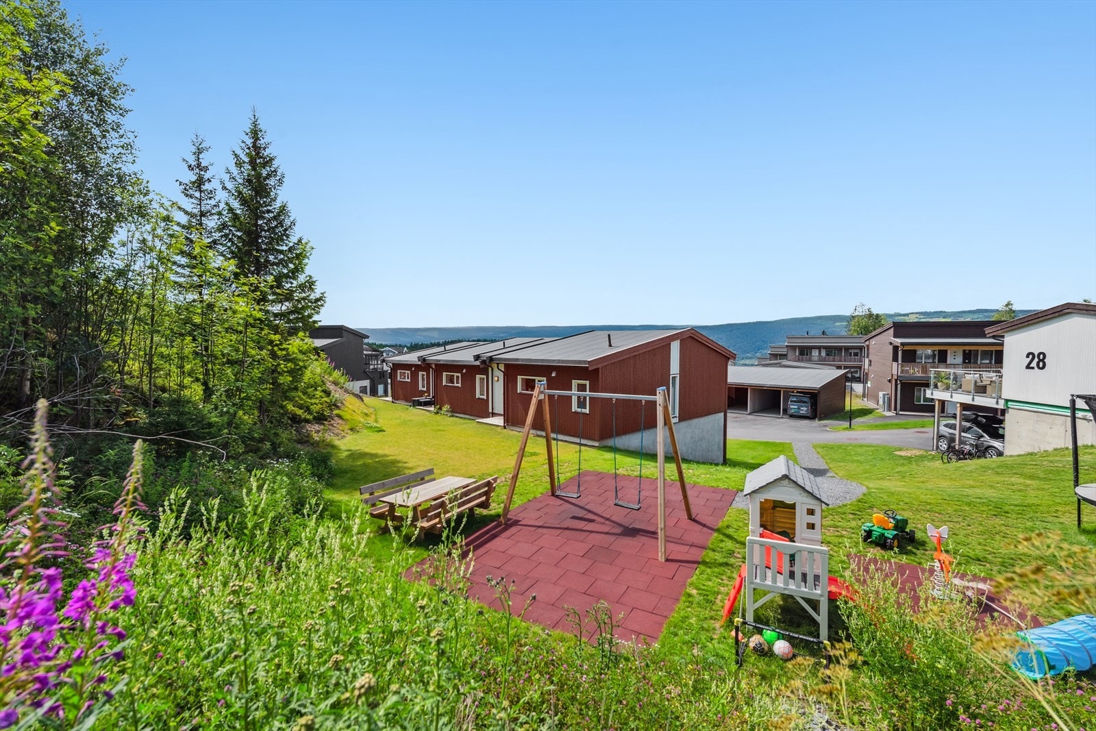 Sameiet består av 18 boligseksjoner og byr på pent opparbeidede fellesområder til glede for både små og store. Galleribilde