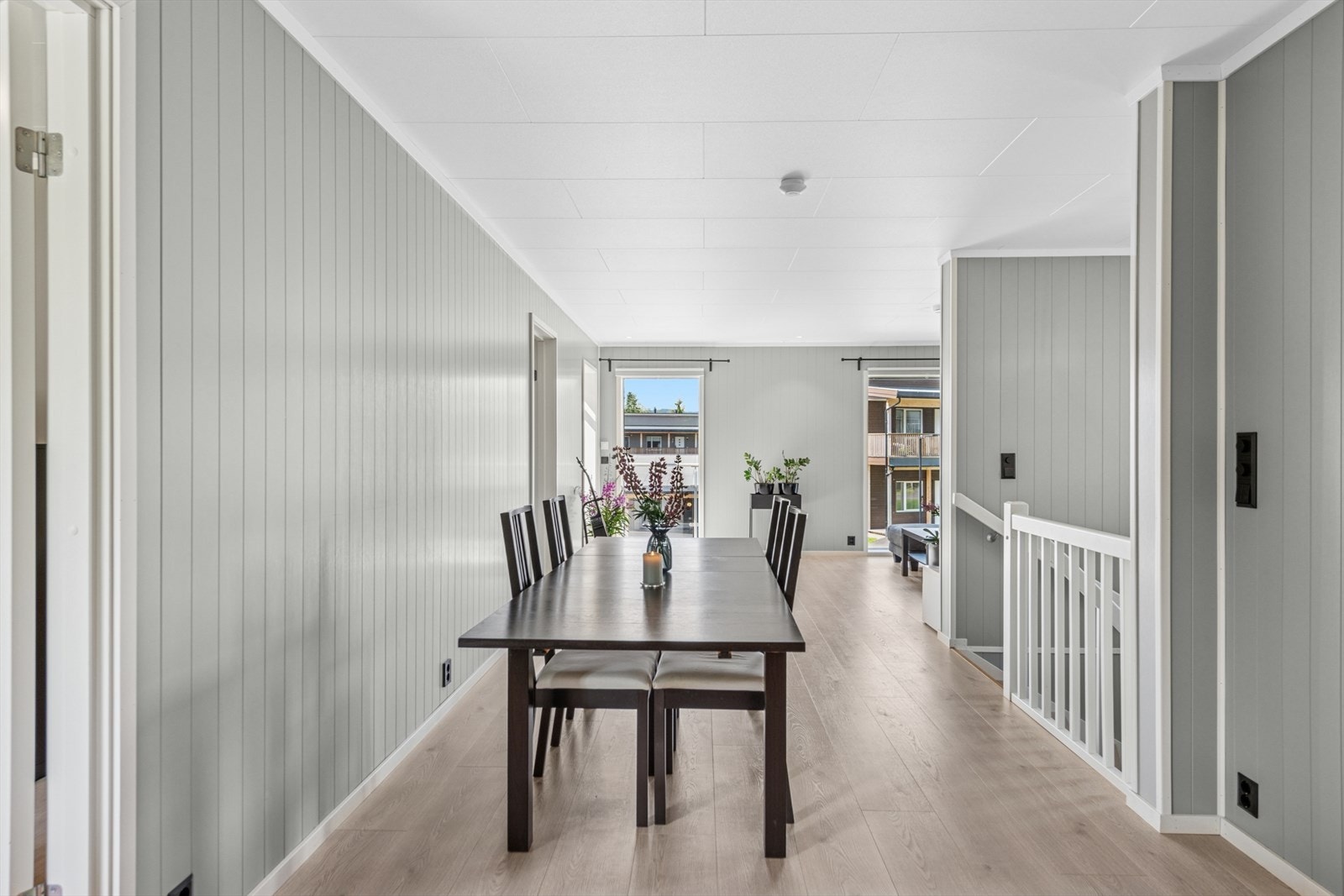 Store vindusflater og balkongdør slipper inn rikelig med naturlig lys og skaper en behagelig atmosfære. Galleribilde