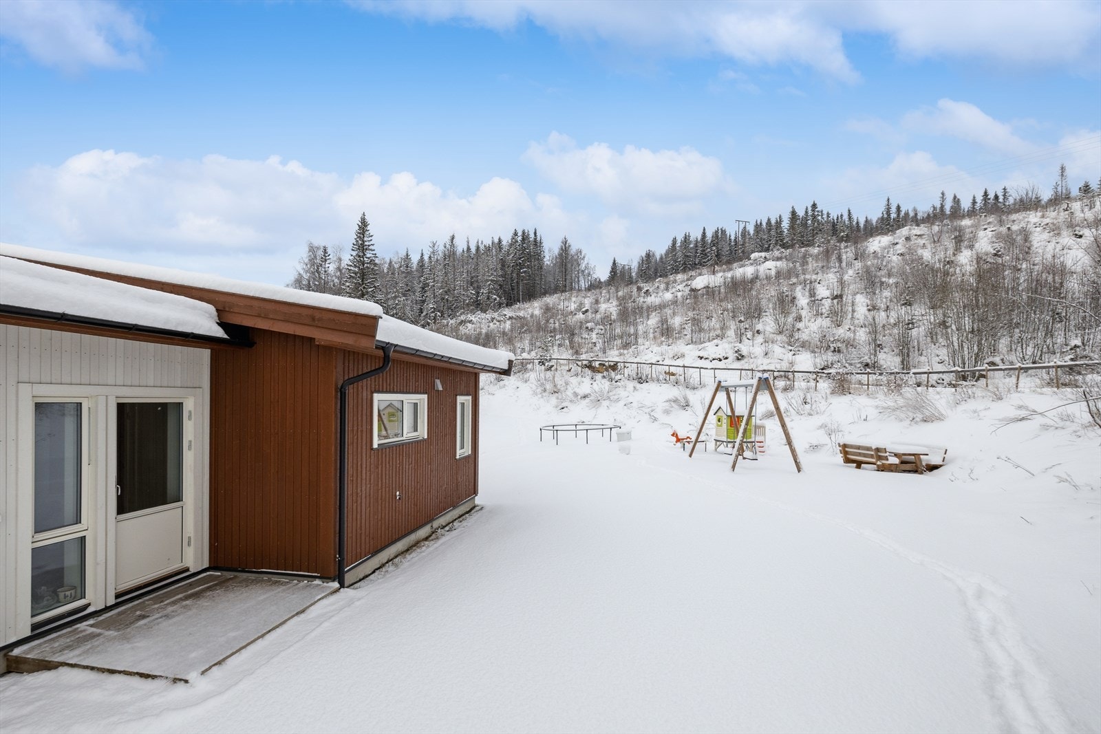 Østvendt terrasseplatting med direkte tilgang til sameiets fellesområder. Galleribilde