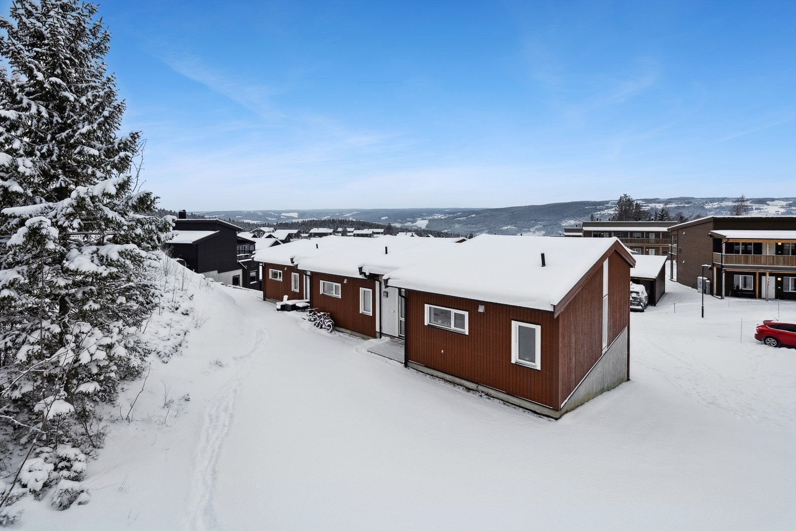 Eiendommen ligger i et rolig og trafikkstille boområde på Søre Ål, ca. 3,8 km sør for Lillehammer sentrum. Galleribilde