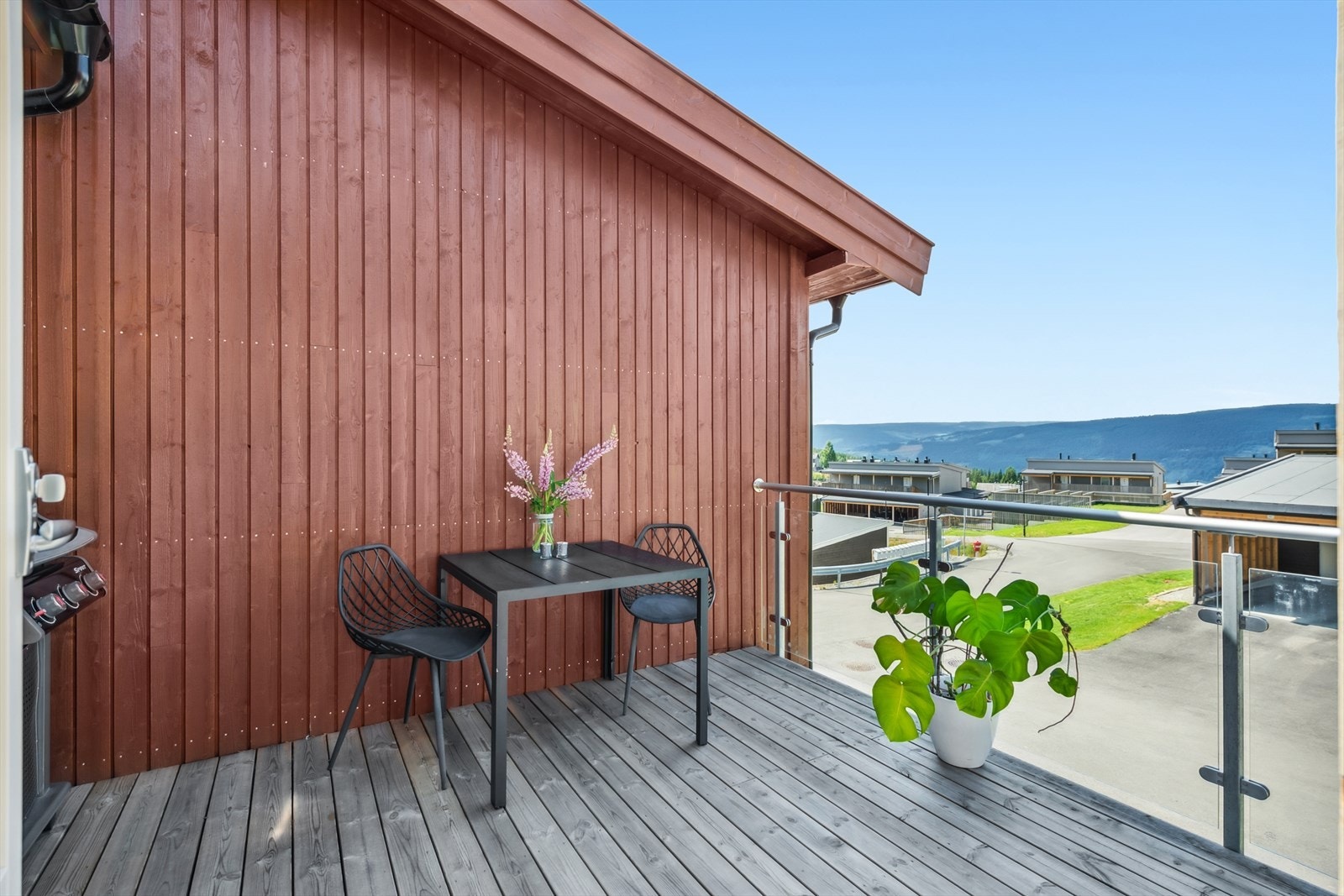 Eiendommen ligger i et rolig og trafikkstille boområde på Søre Ål, ca. 3,8 km sør for Lillehammer sentrum. Galleribilde