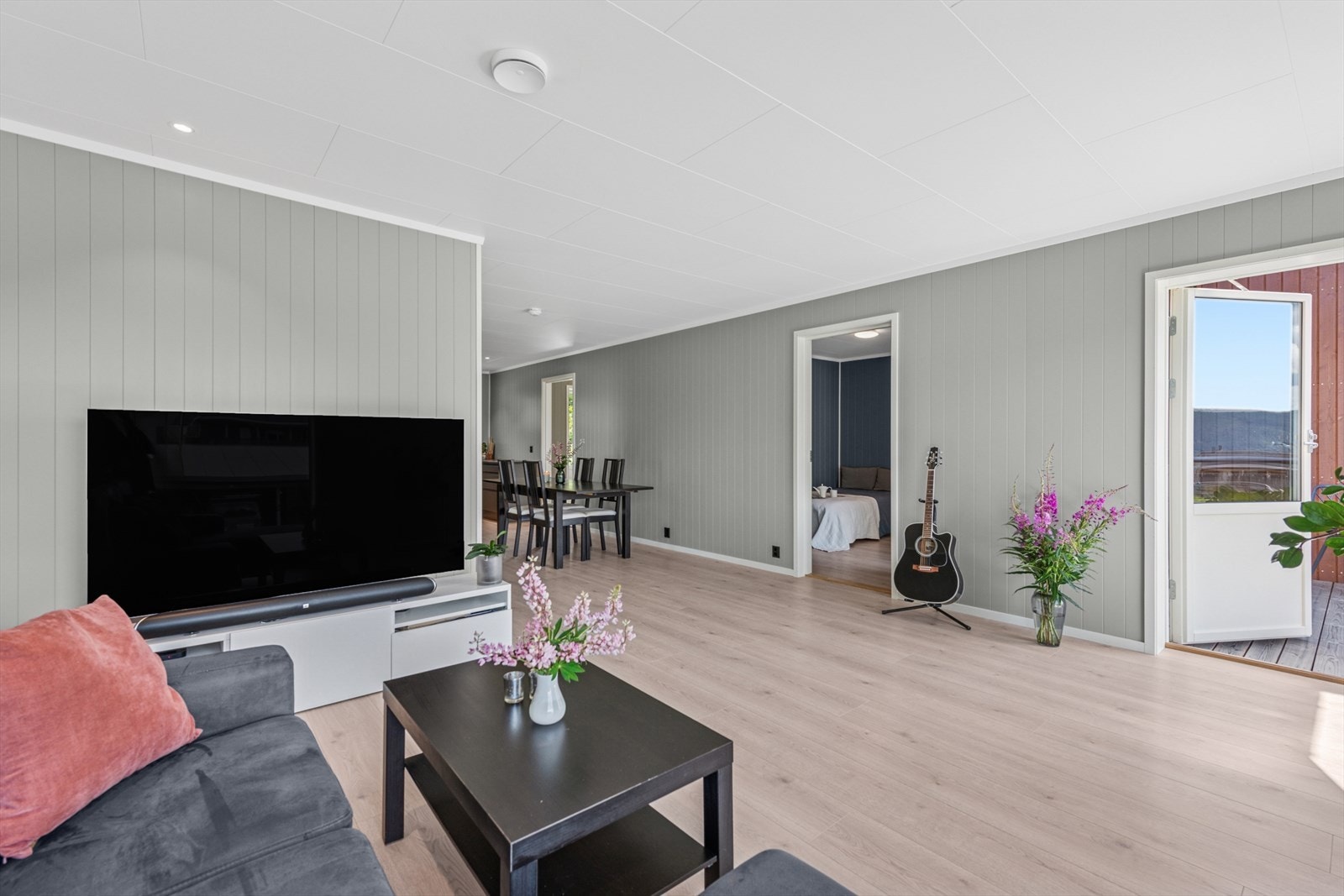 Hovedplanet byr på en åpen og sosial stue-/kjøkkenløsning med utmerket møbleringsfrihet. Galleribilde