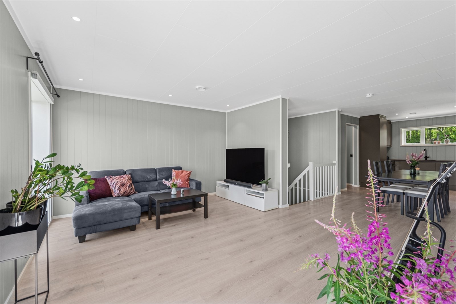 Det sosiale oppholdsrommet kan enkelt deles inn i ulike soner, tilpasset familiens behov og ønsker. Galleribilde