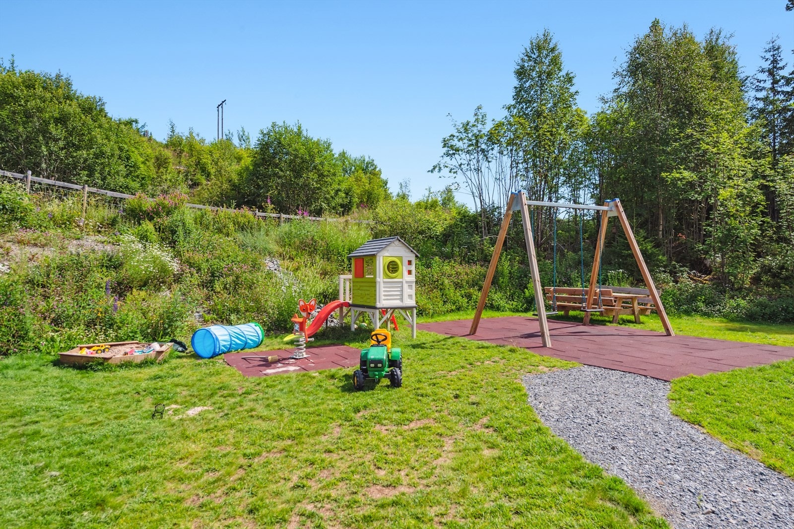 Lekeplass rett utenfor døren. Galleribilde