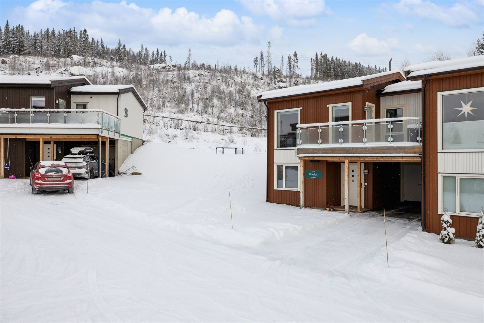 Sameiet består av 18 boligseksjoner og byr på pent opparbeidede fellesområder til glede for både små og store. Galleribilde