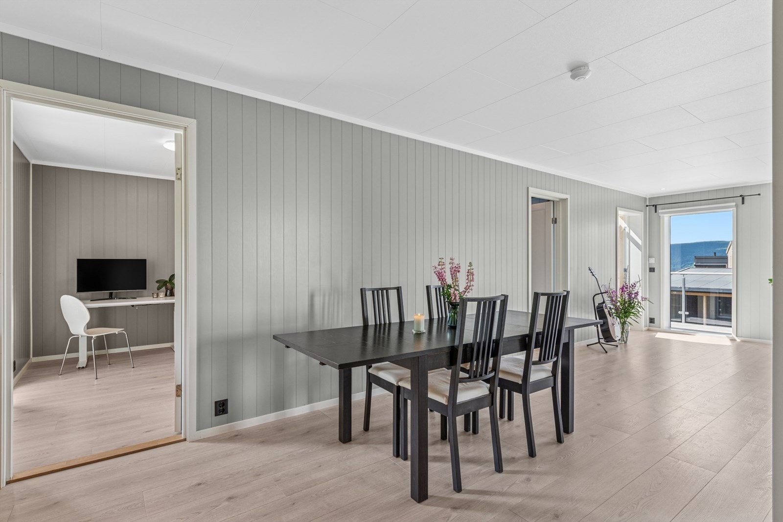 En stor og hyggelig spisegruppe kan med fordel plasseres naturlig mellom stuen og kjøkkenet, og skaper en fin overgang mellom sonene. Galleribilde