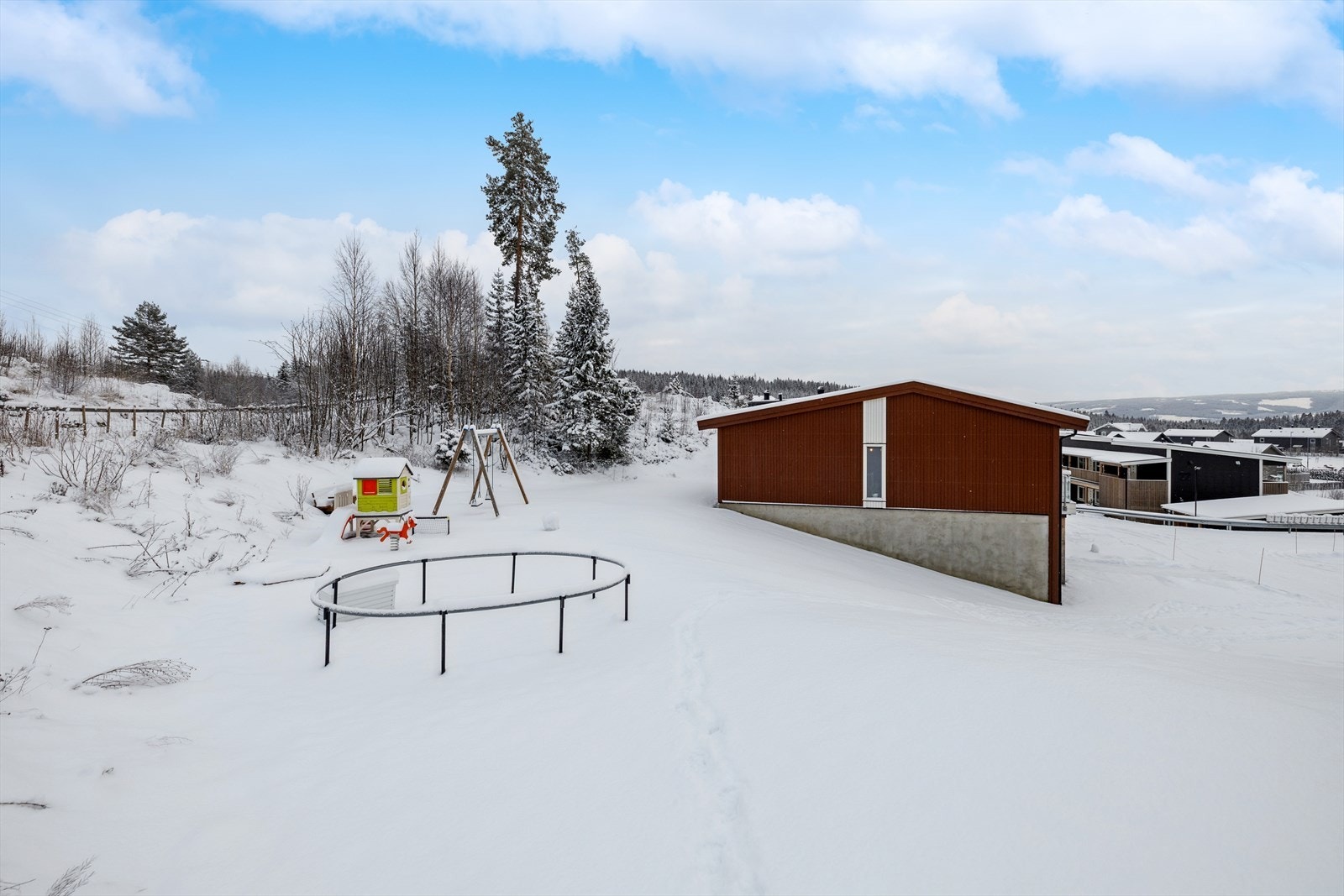 Om vinteren har du tilgang til oppkjørte skiløyper rett ved eiendommen, med løypenett som strekker seg gjennom Søre Ål-marka, mot Røyslimoen og Brøttum. Galleribilde