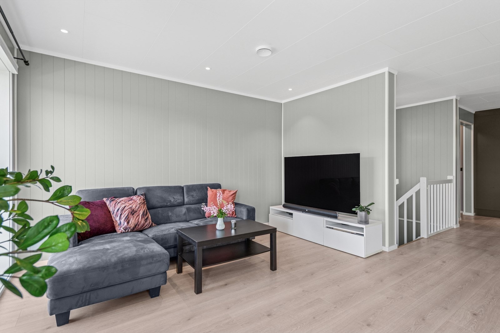 Stuen har god plass til en stor sofagruppe, TV og mediemøbel - perfekt for hyggelige familiestunder og avslapning. Galleribilde