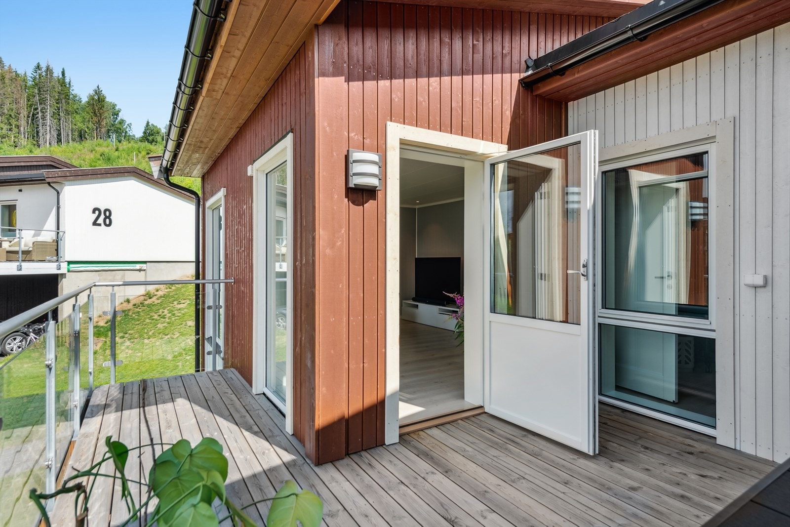 Fra stuen er det utgang til en trivelig balkong. Galleribilde