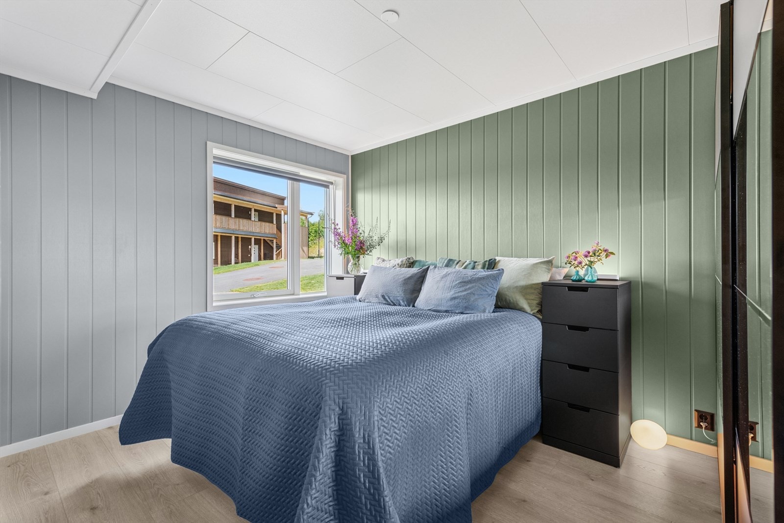 Soverommet i underetasjen er svært romslig, med god plass til dobbeltseng og nattbord på begge sider - ideelt som hovedsoverom eller gjesterom. Galleribilde