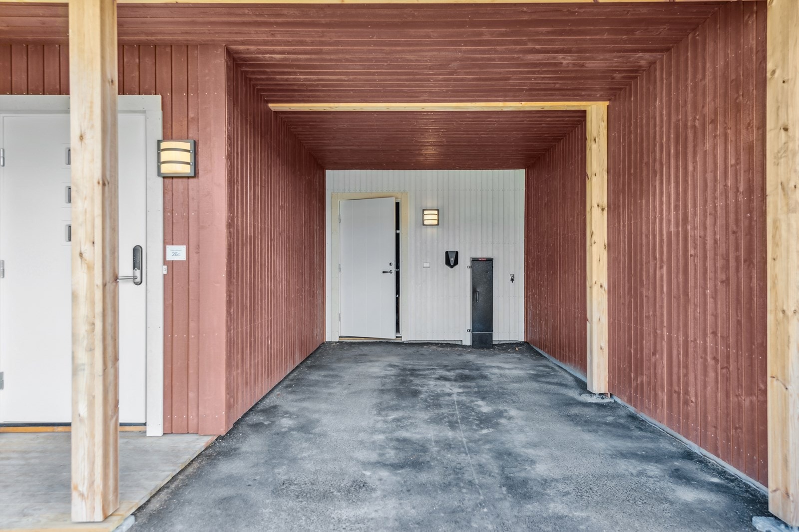 Parkering i carport med elbillader, og direkte tilgang til en sportsbod på ca. 8 m² - ideell for oppbevaring av sykler, hageutstyr og sesongartikler. Galleribilde