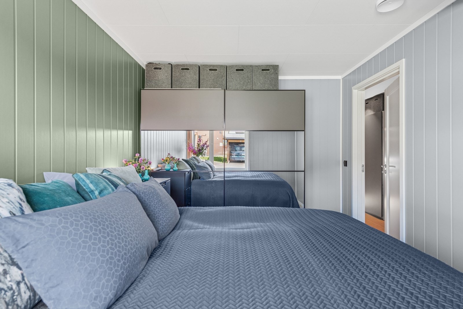 Soverommet er utstyrt med en praktisk skyvedørsgarderobe som gir god oppbevaringsplass og bidrar til et ryddig og organisert rom. Galleribilde