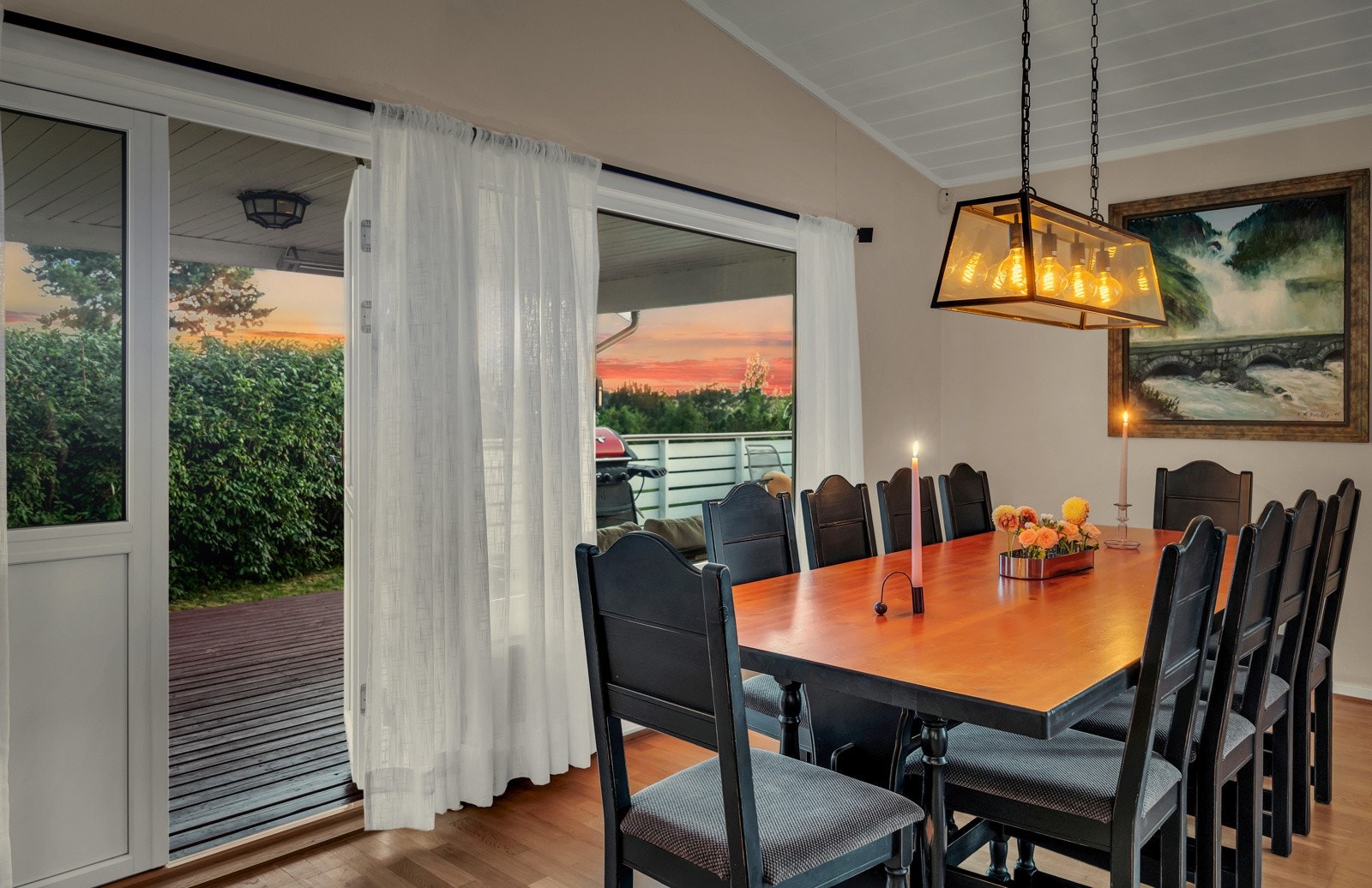 Fra stuen er det utgang til den store terrassen! Galleribilde