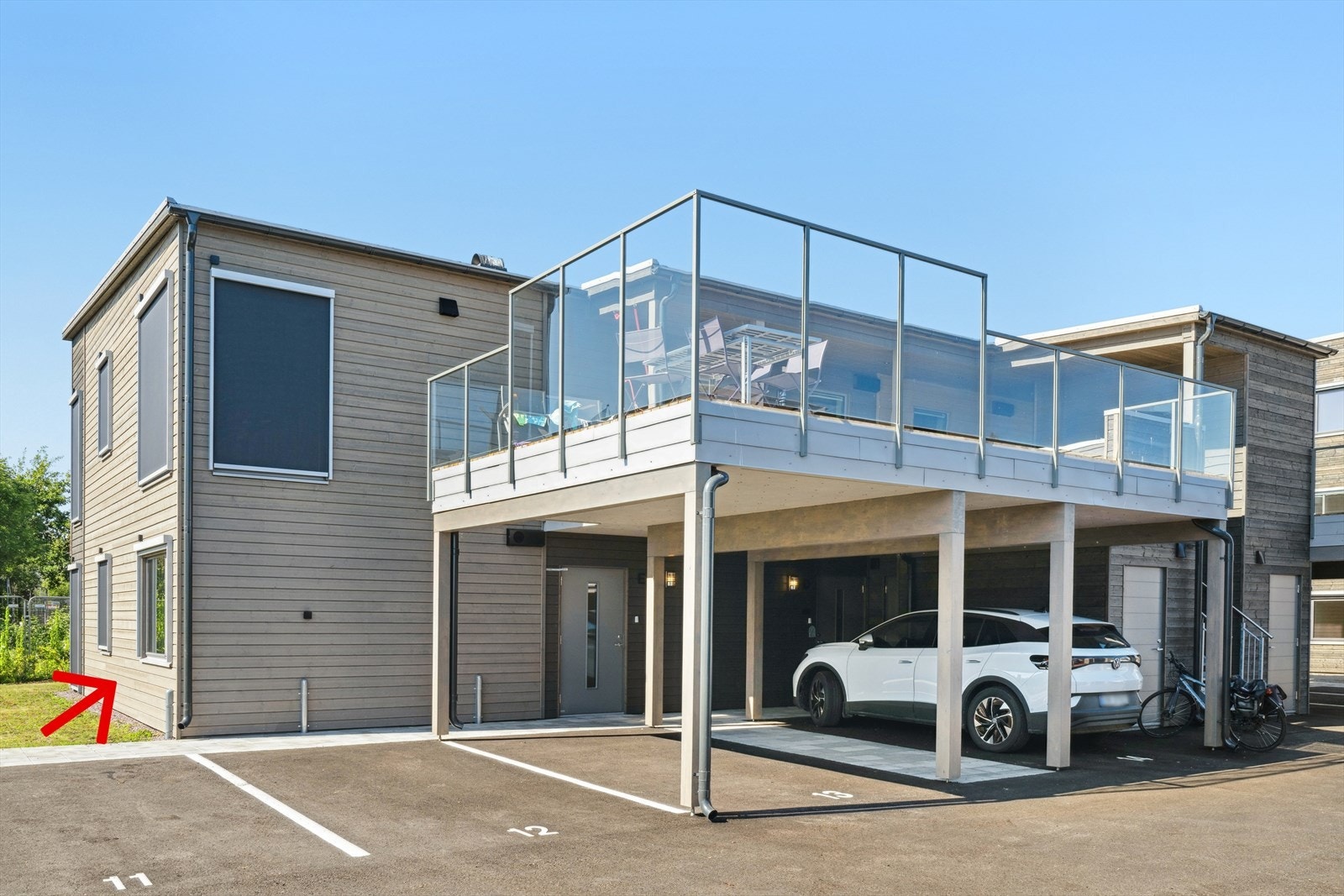 Ny, tiltalende leilighet beliggende solrikt til med stor uteplass på over 20 kvm. 2 soverom, romslig bad og stue/kjøkken på hele 38 kvm! Flott svanekjøkken med integrerte hvitevarer - Velkommen hjem! Galleribilde