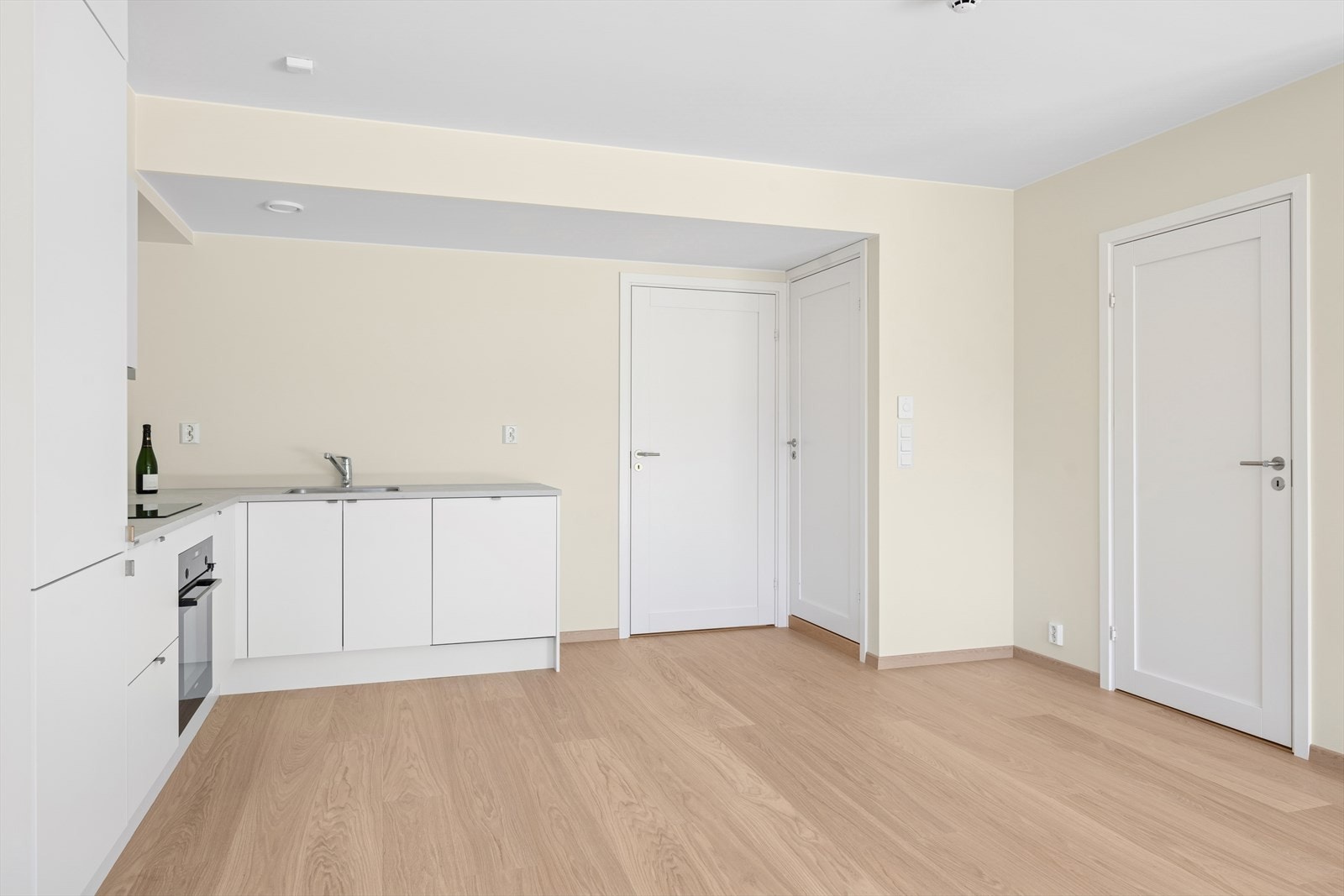 Kjøkken fra Svane. Integrerte kjøp-/fryseskap, oppvaskmaskin, komfyr og induksjon platetopp. Galleribilde