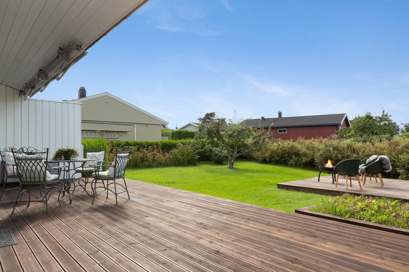 Hagen er pent opparbeidet med gress og div. beplantning Galleribilde