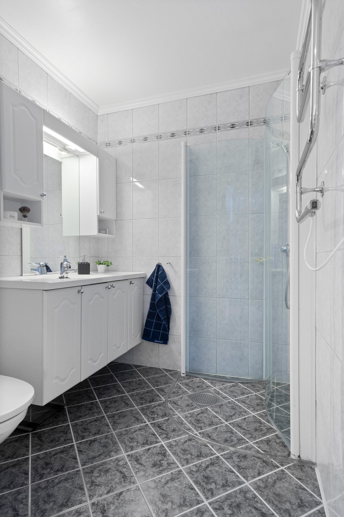 Pent flislagt bad med gulvvarme. Galleribilde