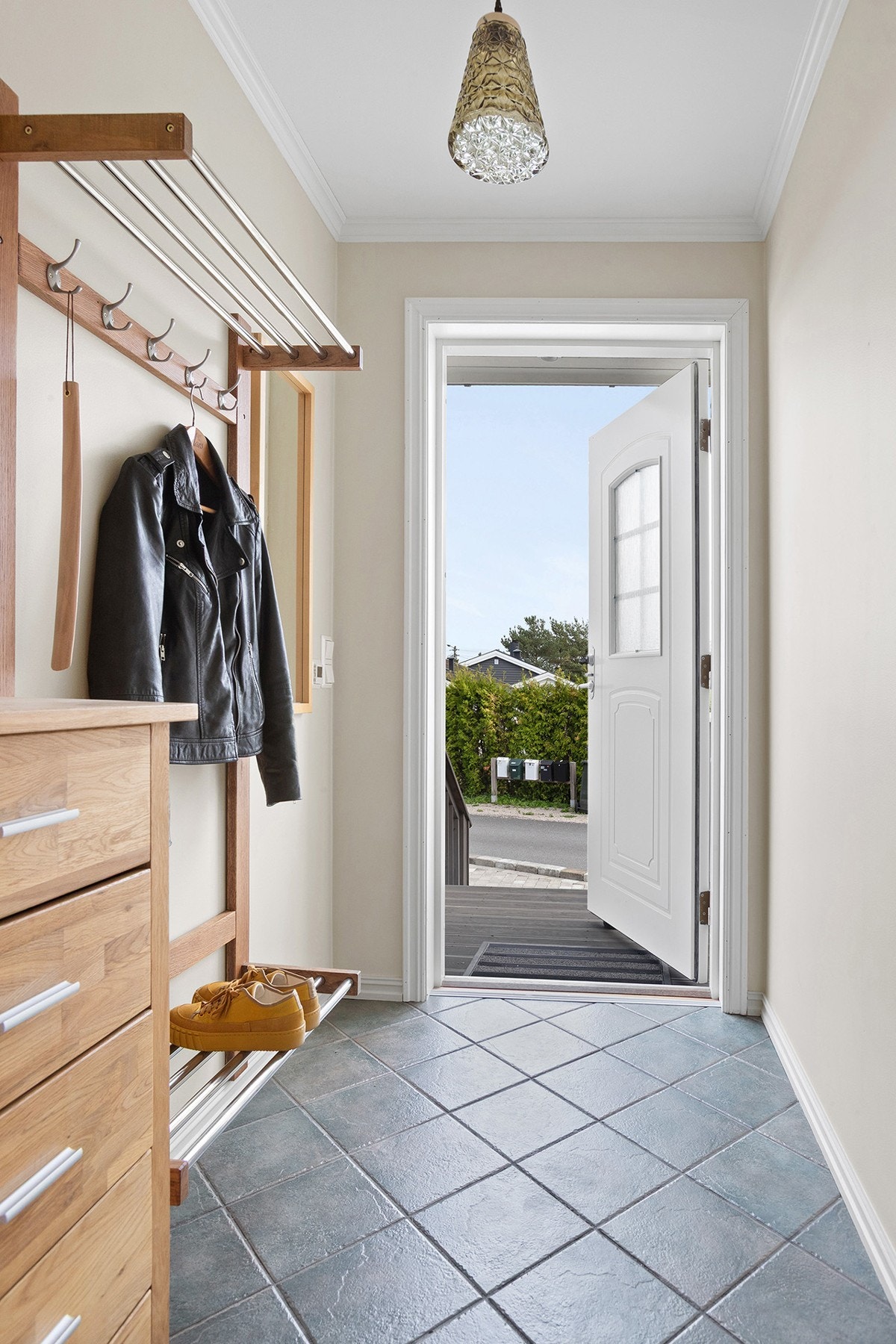 I entreen er det plass til å henge opp yttertøy og plassere sko Galleribilde