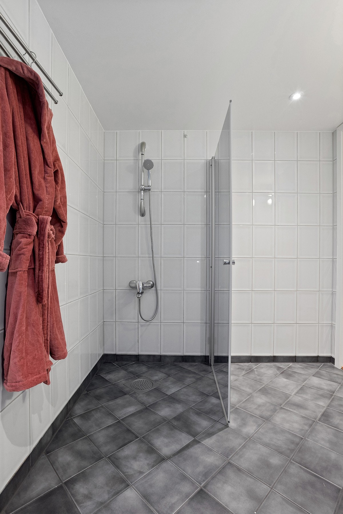 Innredet med dusjvegg Galleribilde