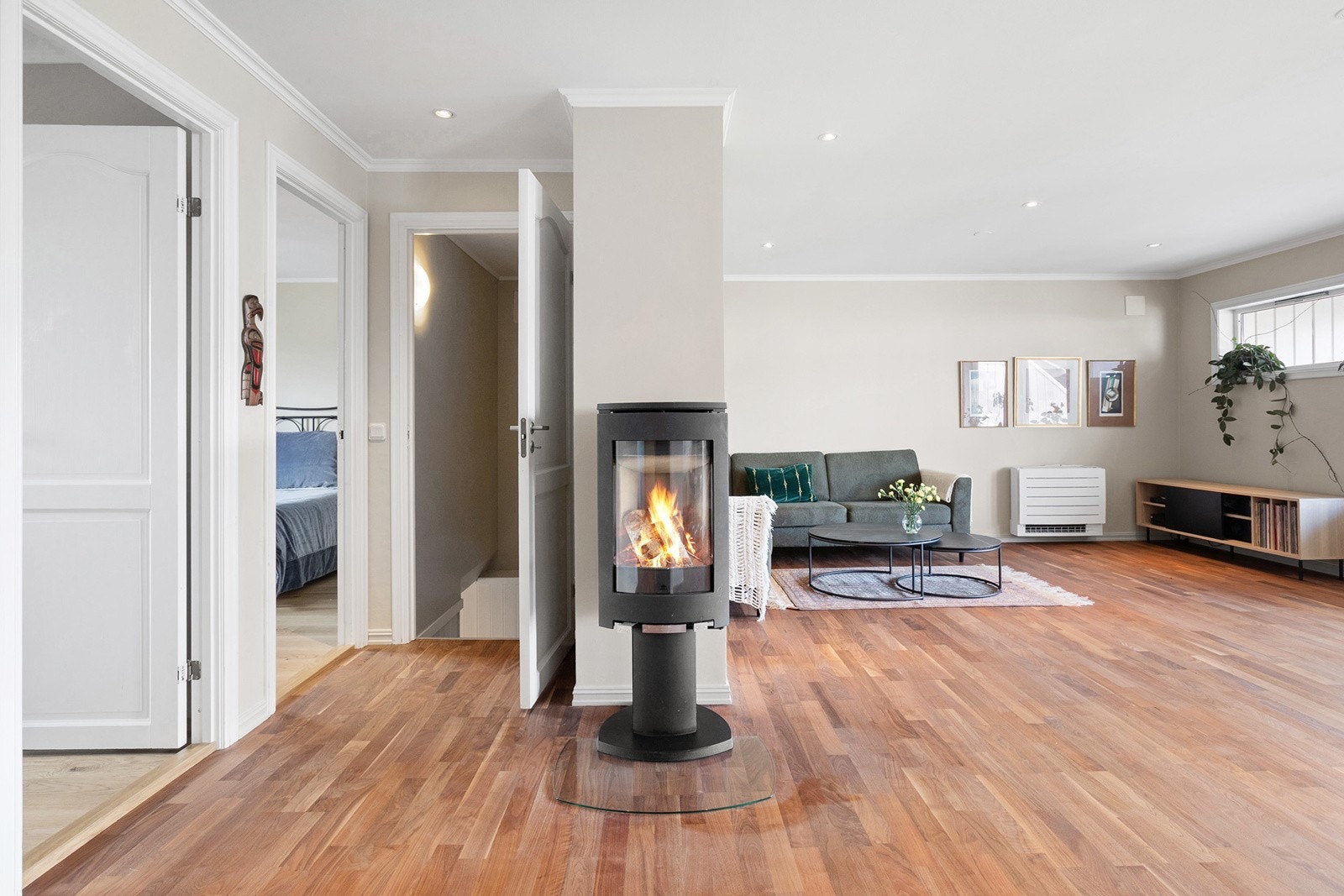 Stilren vedovn som gir ekstra varme og hygge på kaldere dager Galleribilde