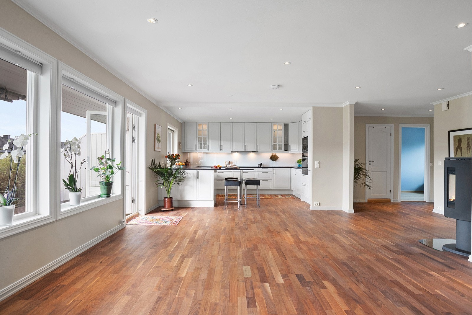 Stuen oppleves romslig med plass for flere soner Galleribilde