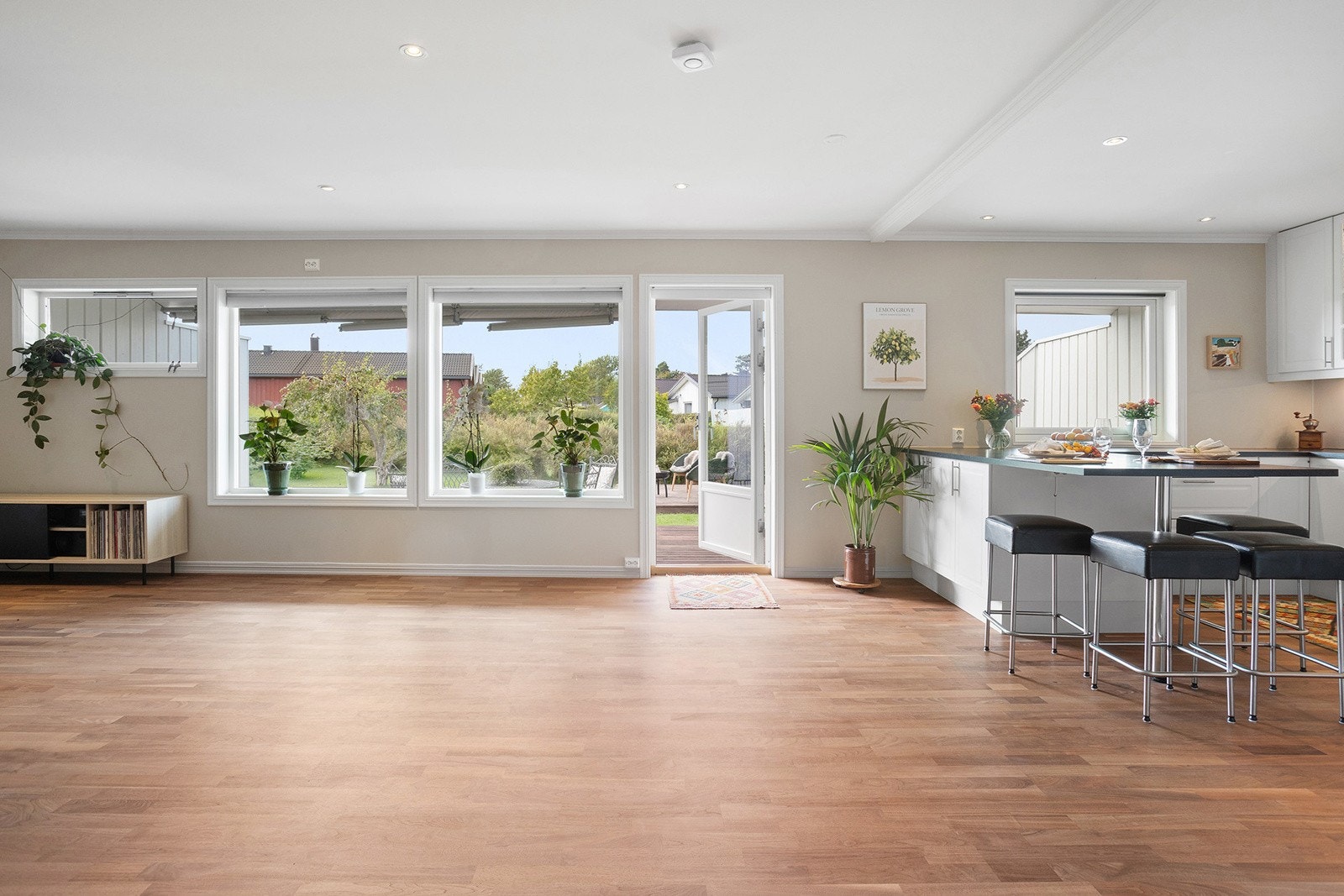 Fra stue/kjøkken er det adkomst til markterrassen som vender mot vest Galleribilde