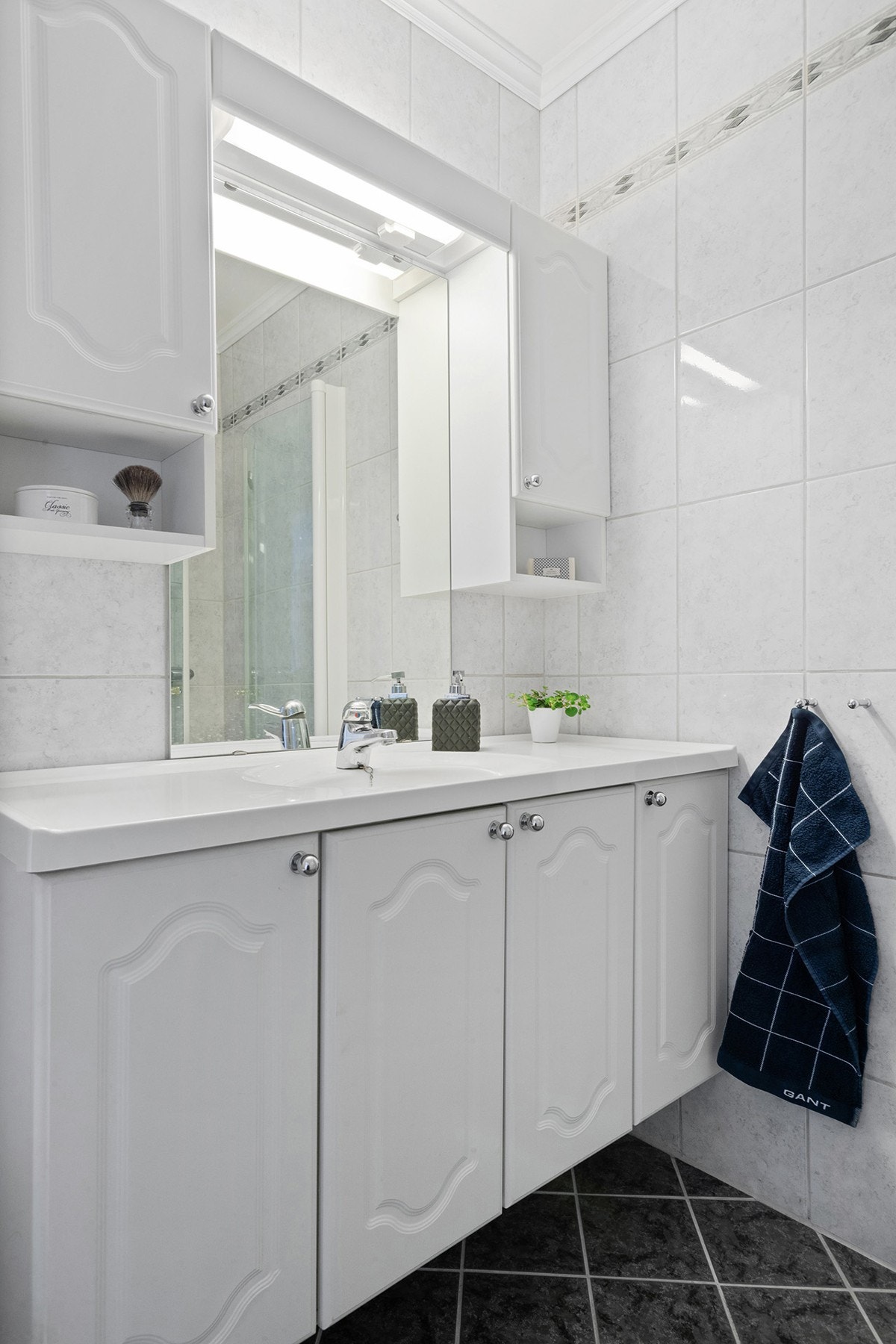 Innredet med underskap, servant, to overskap med speil mellom Galleribilde