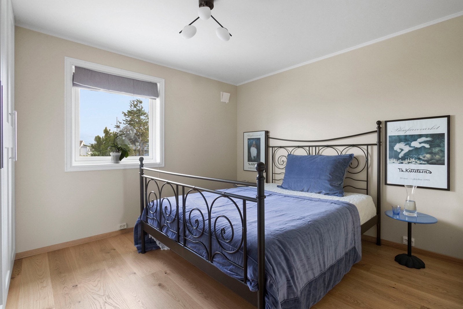 Boligens hovedsoverom har også en praktisk garderobeløsning Galleribilde