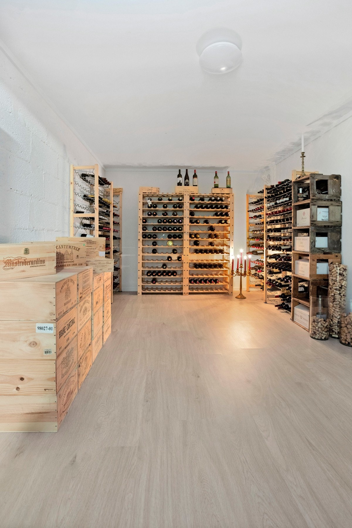 Disponibelt rom i kjeller, benyttes i dag som vinkjeller (ikke godkjent for varig opphold) Galleribilde