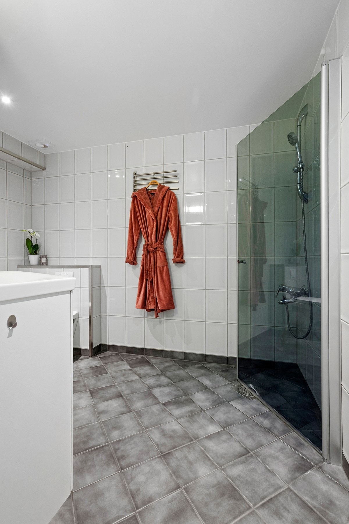 Disponibelt rom innredet som bad i kjeller (ikke godkjent for varig opphold) Galleribilde