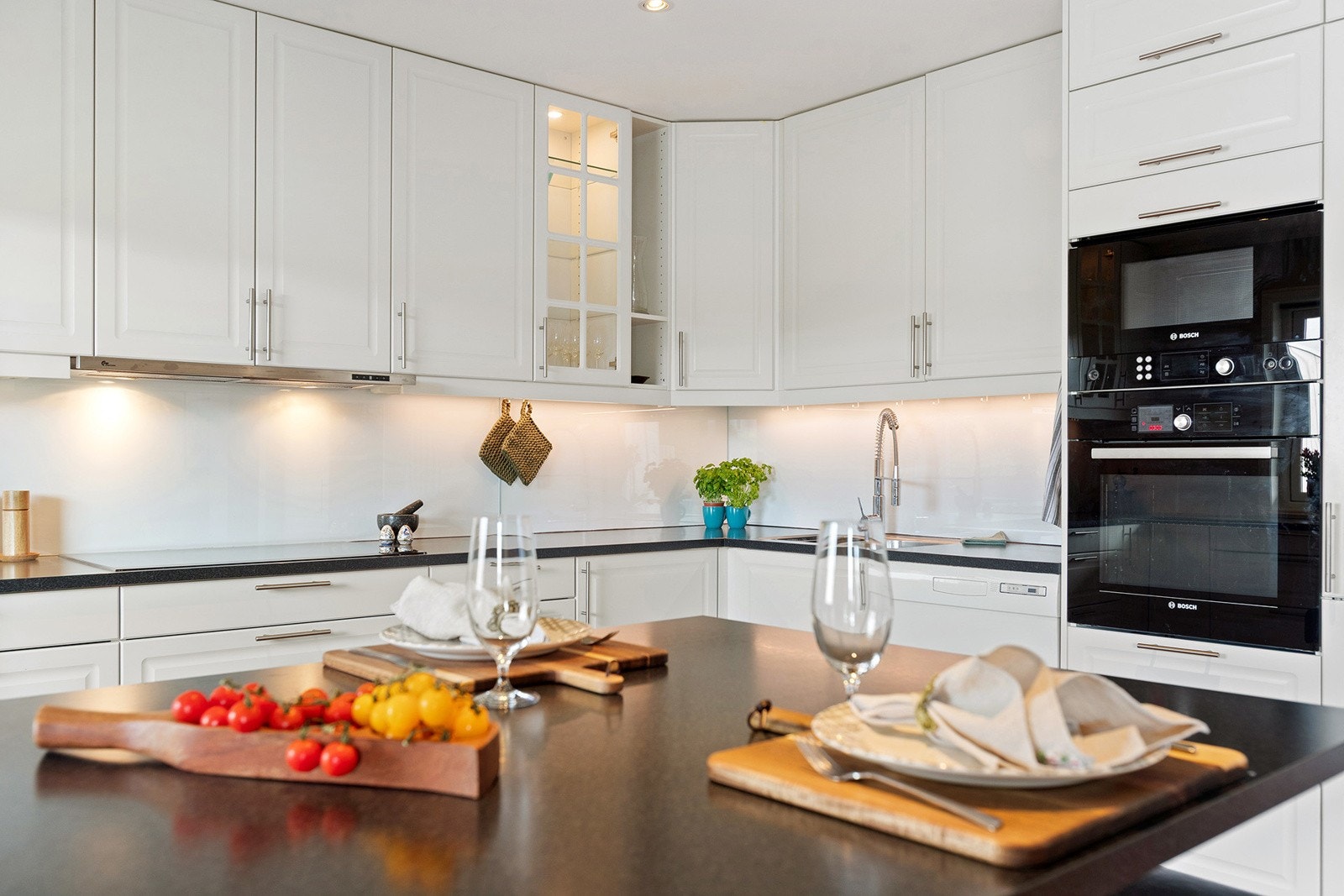 Barløsning hvor man kan man nyte måltider eller gode samtaler under matlaging Galleribilde