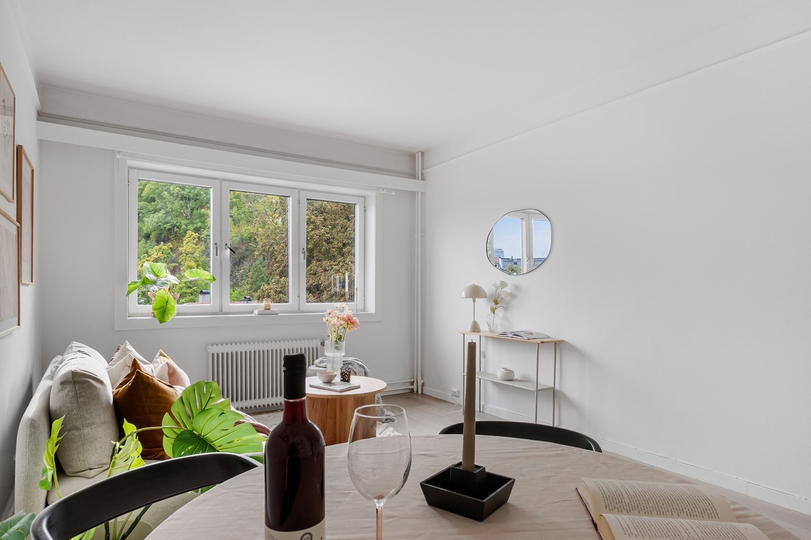 God plass til sofaseksjon med tilhørende møblement, TV-benk og spisbord. Galleribilde