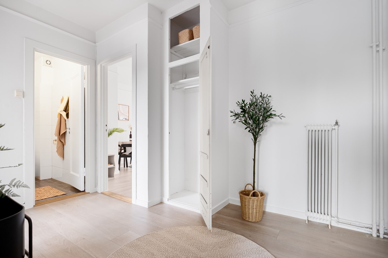 Lys og innbydende entré med plass til sko og yttertøy. Galleribilde