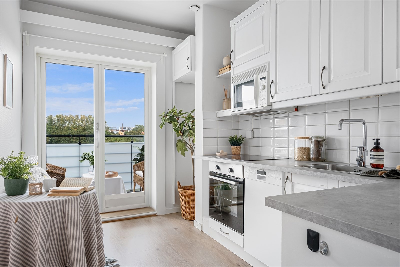 Utgang til balkong fra kjøkkenet. Galleribilde